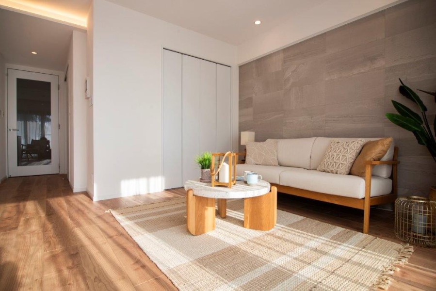 リビングにはモダンな雰囲気を演出するグレーのアクセントクロスを採用し、お部屋をより気品あふれる空間へと演出します。