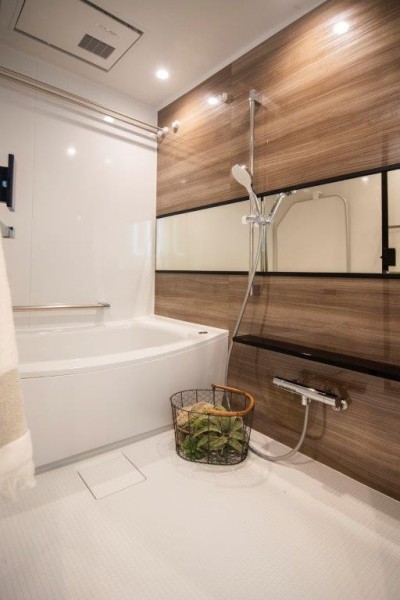 毎日のバスタイムを贅沢に、豊かにしてくれるバスルームです。美しいカーブと全身を包み込むような入浴感が特長の浴槽は、くつろぎの空間が演出してくれます。