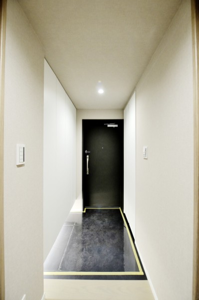 ブラックのタイルが空間を引き締めるスタイリッシュな玄関は、フットライトが優しく足元を照らしてくれます。人感センサーライトを設置しましたので、手が塞がっている時でも自動点灯で安心です。