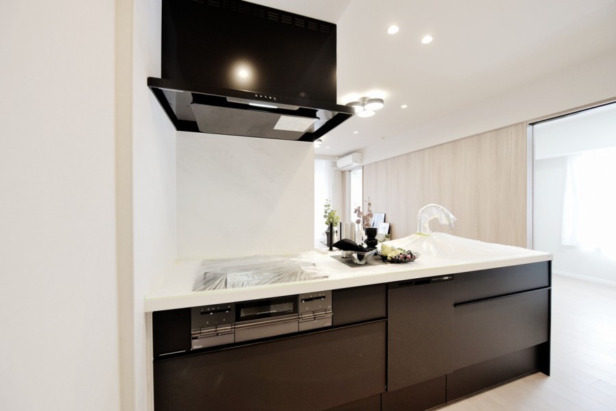 対面式のオープンキッチンで、リビングにいる家族とコミュニケーションをとりながら家事が出来ます。食器洗浄乾燥機を完備しており、毎日の家事の時短にも役立ちます。