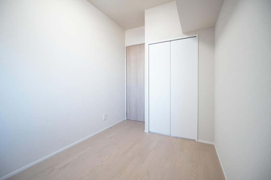 洋室2（約5.1帖）はリビングから離れて静かに課題や趣味、自分の時間に集中出来るスペースです。子供部屋や書斎などにおすすめです。