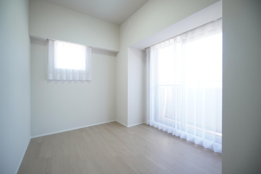 洋室3（約5.0帖）は二面採光、東側のバルコニー面し、爽やかな朝を迎えられるお部屋です。リビングに隣接していますので扉を開放して使用することもできます。