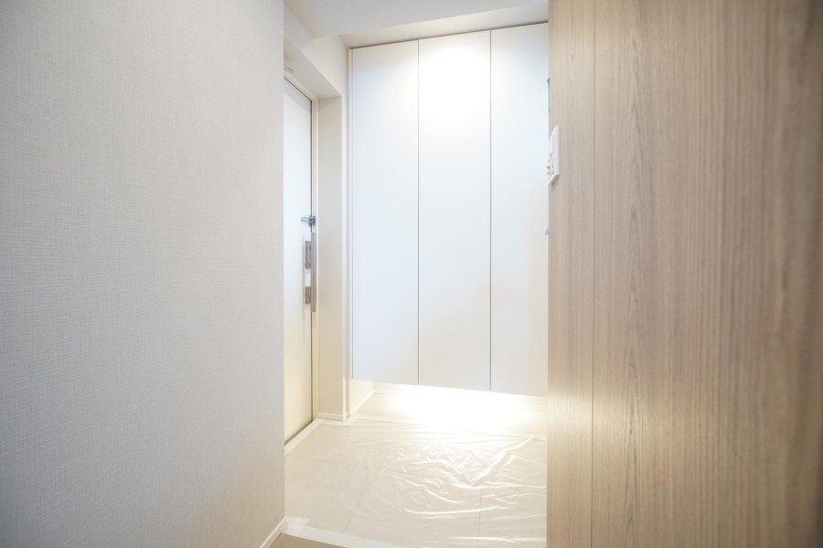 フットライトが優しく足元を照らす玄関、人感センサーライトを設置していますので遅い時間のご帰宅でも手が塞がっている時でも自動点灯で安心です。