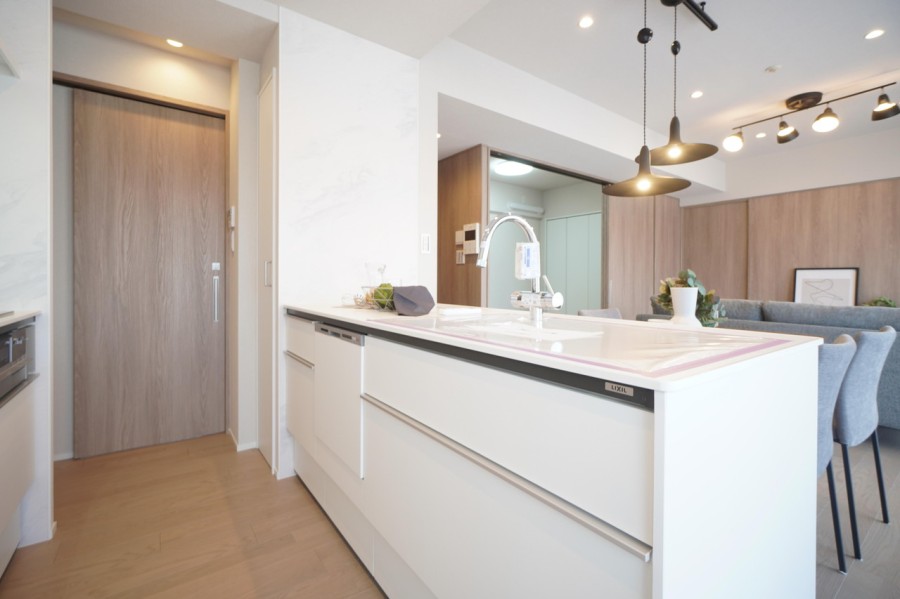 Ⅱ型のシステムキッチンを採用しており、作業スペースが広々と使えますので、お料理好きな方にもご満足いただけるキッチンです。収納も充実しており、調理器具や調味料もたっぷり収納できます。