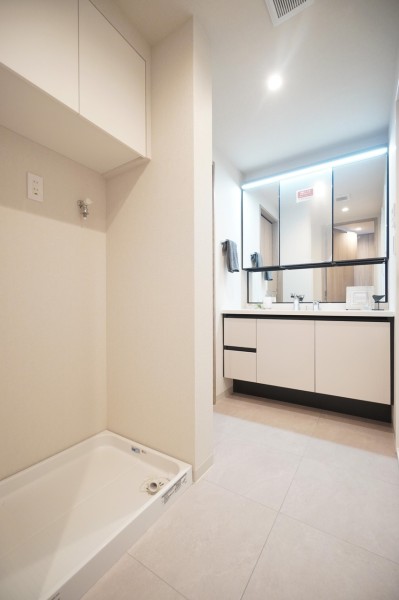 大きな三面鏡で身だしなみのチェックもしやすい洗面台です。三面鏡裏が収納で、小物類が多い洗面まわりもすっきり整頓できます。2WAY洗面で家事動線が良く、機能的な間取りです。