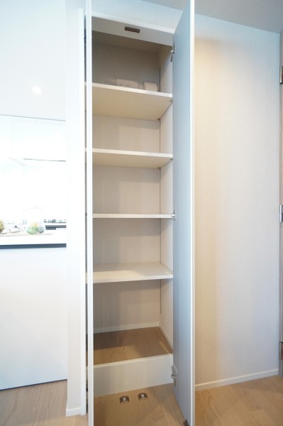キッチン横には二か所の収納を設けました。ストック品や食器類、調理家電や災害備蓄品など毎日の生活に欠かせない物の収納に便利です。キッチンをすっきりと整頓できます。