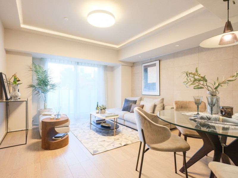 居心地の良いリビングダイニングはシンプルで洗練された佇まいを感じさせるお部屋です。都市生活のやすらぎを深める、快適な暮らしが叶う住まいです。