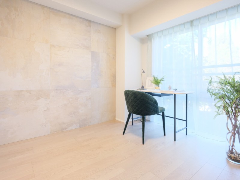 穏やかな自然光が注がれる洋室1です。お部屋は明るく、のびのびとお過ごしいただけます。毎朝訪れる朝日が眠気を吹き飛ばし、すっきりとした目覚めが日常になりそうです。