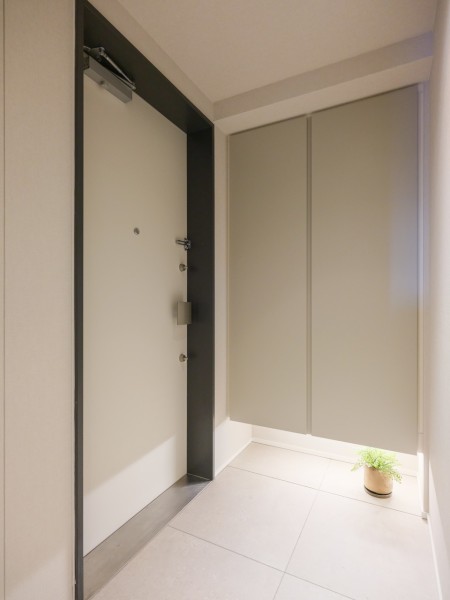 住まいの顔になる玄関は、フットライトが足元を温かく照らし、柔らかな空間を演出します。人感センサー付きライトを設置したので、暗い時間帯のご帰宅や両手が塞がっているときも快適です。