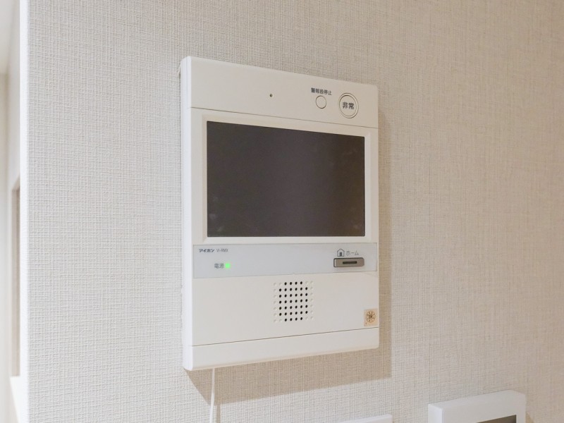 ◆TVモニター付インターホン◆訪ねてきた相手をモニター越しに確認でき、防犯対策に役立ちます。インターホン越しに話をすることが可能です。