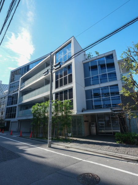 『六本木』駅徒歩3分の好立地！外観はスタイリッシュなデザインで存在感を感じる建物です。六本木を象徴する「六本木ヒルズ」「東京ミッドタウン」「国立新美術館」に包まれ、都心の利便性も教授できる住環境です。