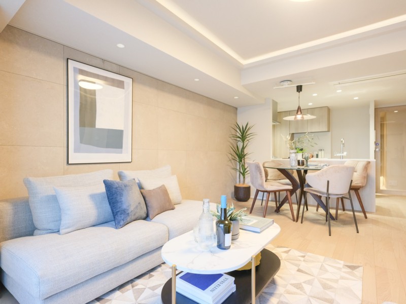 約15.7帖のリビングはダイニングスペースもゆったりと確保できる広々空間。タイル貼りの壁にはピクチャーレールがついているので、お好みの絵画やグリーンで空間を演出していただけます。