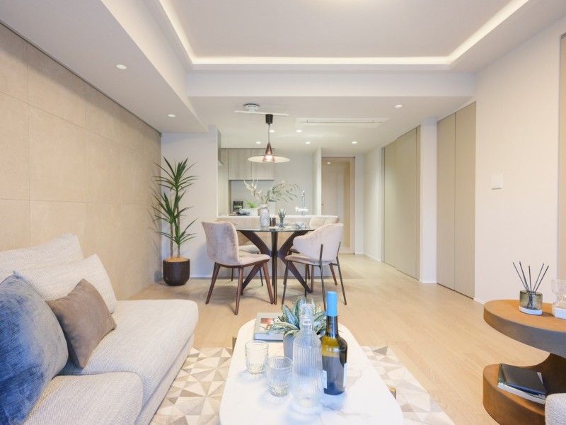 リビングダイニングは勾配天井になっており、広々と開放的に感じられる室内です。床暖房を敷設しているので、寒い季節も足元からポカポカ暖かく快適です。