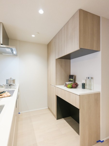 背面にはキッチンとお揃いのカップボードがあります。家電や食器等の収納に便利で、キッチンをすっきりとお使いいただけます。