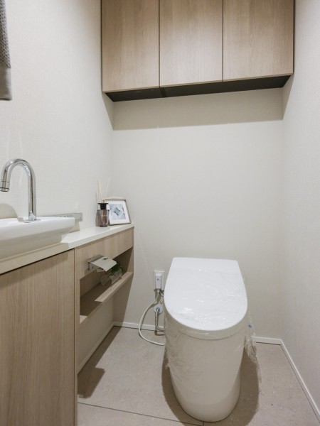 レストルームには洗練されたお部屋にぴったりなスタイリッシュなタンクレストイレが設置されています。手洗い場や収納に便利なカウンターも備え付けです。