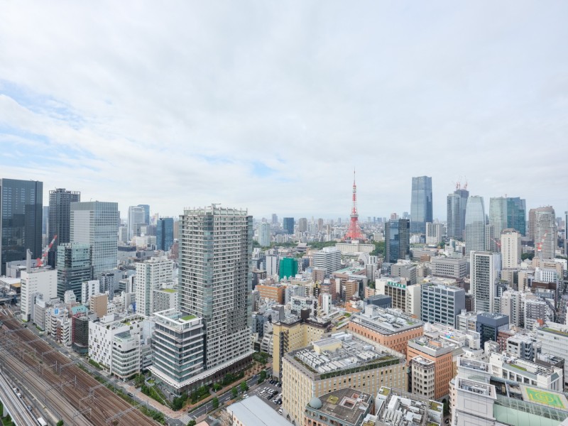 都会暮らしを満喫できそうな眺望です。ビル群の隙間からのぞく青々とした空を望め、夜には都心ならではの夜景も楽しめそうですね。