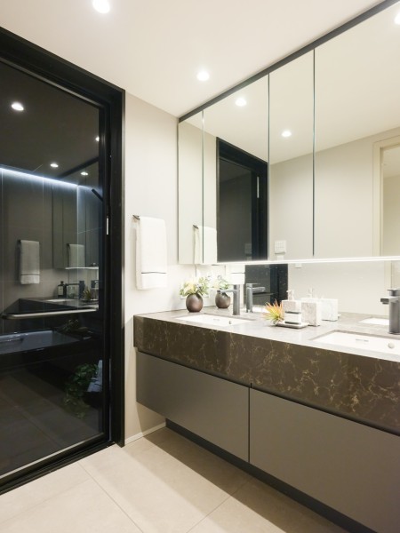 洗面化粧台は、キッチンと同じくグリーンサイエンス製で上品さが宿ります。洗面化粧台にはダブルボウルデザインを採用。入浴後の豊かな時間を演出し、心からくつろげるプライベート空間です。