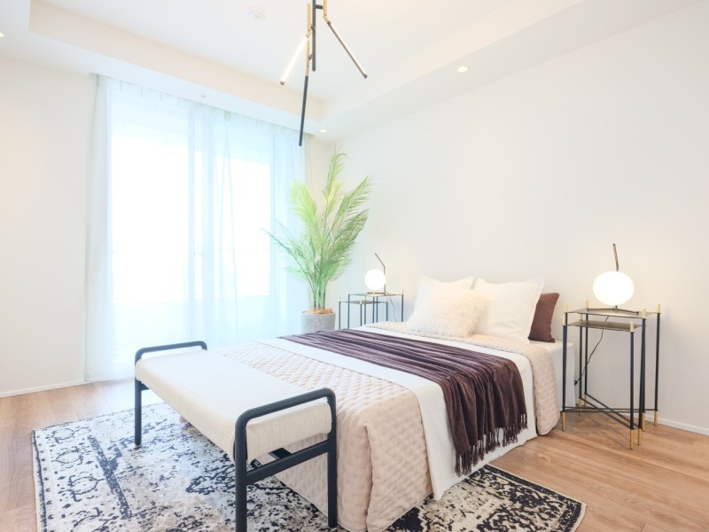 南西向きのバルコニーに隣接した差し込む光が心地よい洋室1です。のびやかな空間の中で、ほっと一息つけるやすらぎの時間が流れます。