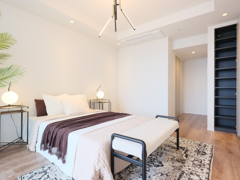 約10.3帖の洋室1は主寝室にぴったりなお部屋です。ゆとりのある空間の中で、快適なプライベート時間をお過ごしいただけます。ぬくもりが感じられるナチュラルテイストな住空間です。