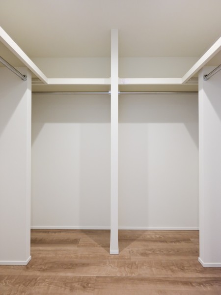 洋室1には頼もしい収納力を持つウォークインクローゼットを備え付けました。季節ごと用途ごとに分けて、お洋服や鞄などたっぷりと収納できます。