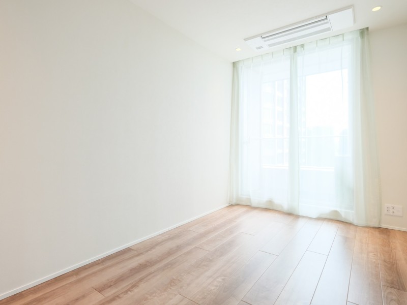 温かな光が入りこむ洋室2です。凹凸の少ない空間なので家具の配置しやすさは◎。ウォークインクローゼットがあるので、荷物はたっぷりしまい居室部分は広々とお使いいただけます。