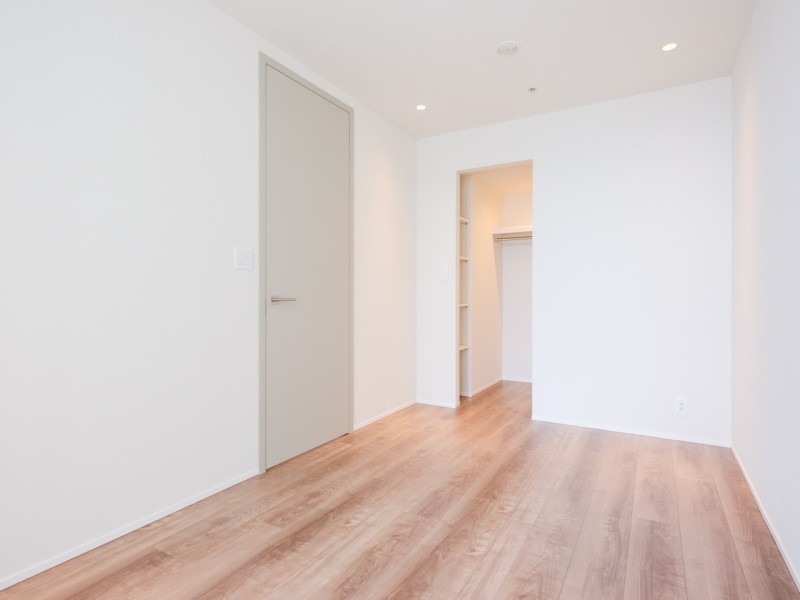 洋室2のウォークインクローゼットにはハンガーパイプ、可動棚が備わっています。衣類はもちろん、小物類もしっかりと収納できます。