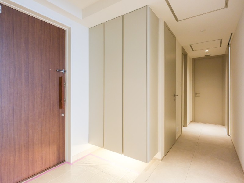 フットライトからのびる光が足元を優しく包み込む気品溢れる玄関です。玄関には、天井までの高さがあるシューズボックスを備え付けたので、玄関をすっきり綺麗に保てます。