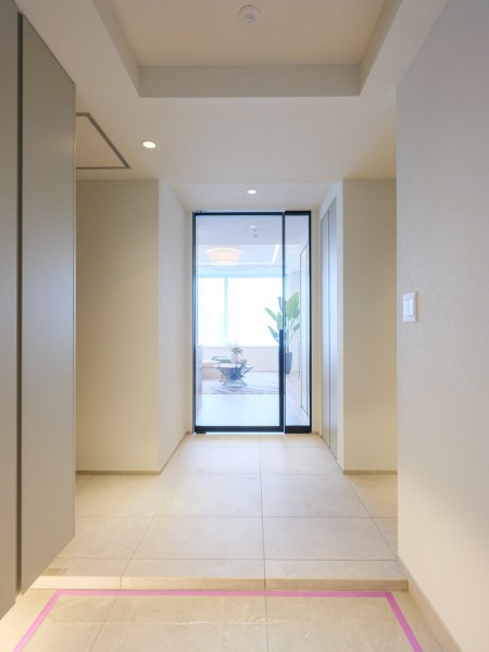 住まいの顔となる玄関は清潔感溢れる空間。ダイニングからの光を取り込んだ明るい廊下スペースです。
