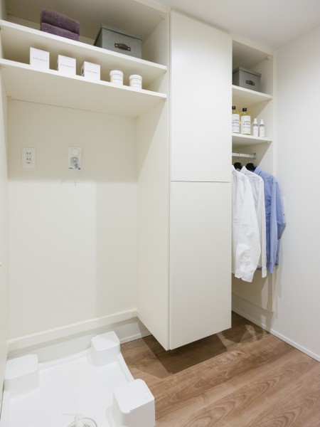 ユーティリティエリアは、効率的な家事同線を作ることで家事負担を軽減することができ、収納スペースにもなるので洗濯物や衣類などを置くことができます。