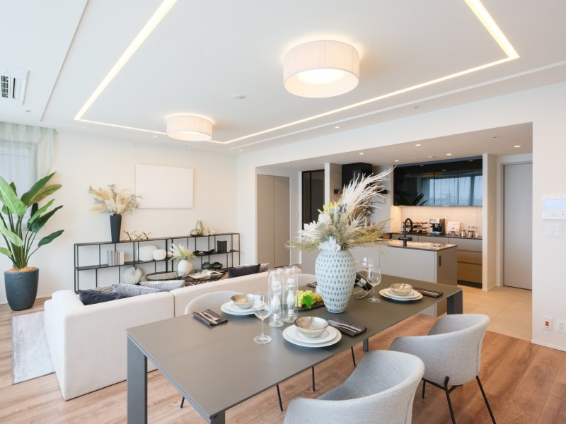 約26.2帖の贅沢な広さのLDKではじまる余裕のある暮らし。洗練された上質で気品あふれる居住空間です。めいっぱいの開放感を手中に、穏やかな空気が流れるお部屋です。