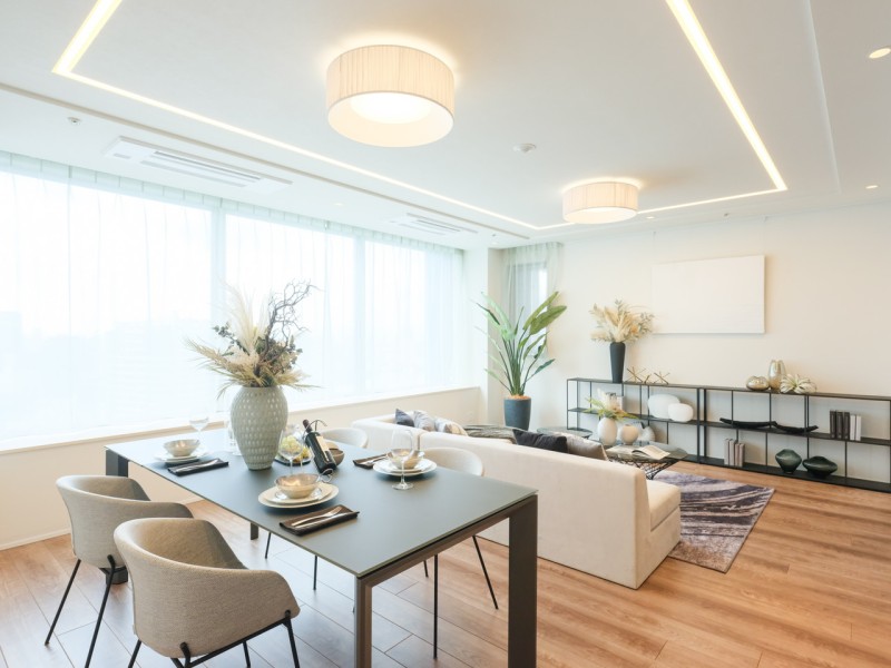 リビングダイニングがお部屋の中心にあるので、ご家族とコミュニケーションが取りやすい間取りです。ご家族団らんのひとときを大切に、より快適にお過ごしいただける空間です。