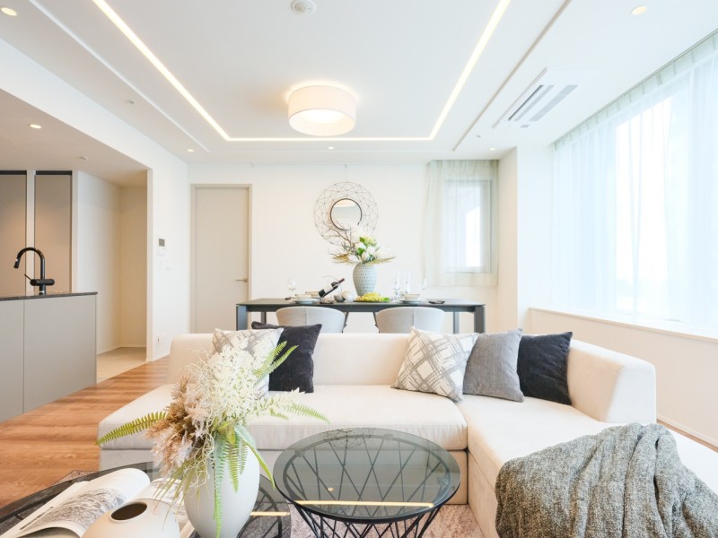 落ち着いた木目調のフローリングが印象的な、お洒落で上質な雰囲気のお部屋です。ピクチャーレールには、お気に入りのアートやグリーンを飾りインテリアを楽しめます♪