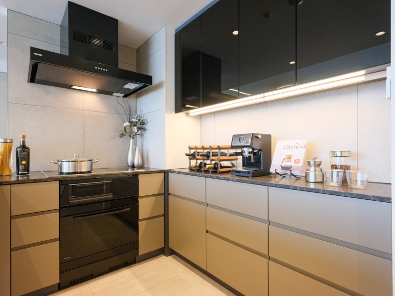 カトラリー等の収納はもちろん、コーヒーメーカーを配置してカフェスペースとしても活躍できそうなカップボードです。間接照明がよりいっそう上質空間を創り出す気品溢れるキッチンです。