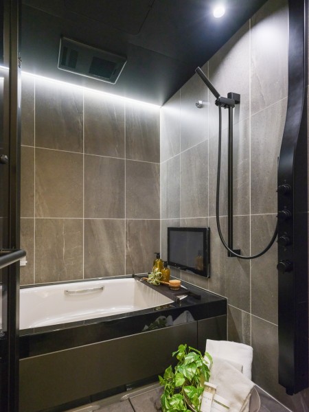 上質で広々としたバスルームはゆったりとおくつろぎいただける癒しの空間です。快適なバスタイムをお楽しみいただける浴室TVを新規設置しました♪