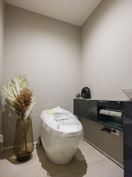 洗練されたデザイン性の高いレストルーム。ホテルライクな手洗い場も備え付けです。毎日使う場所だからこそ、清潔感と使いやすさを考慮した空間です。