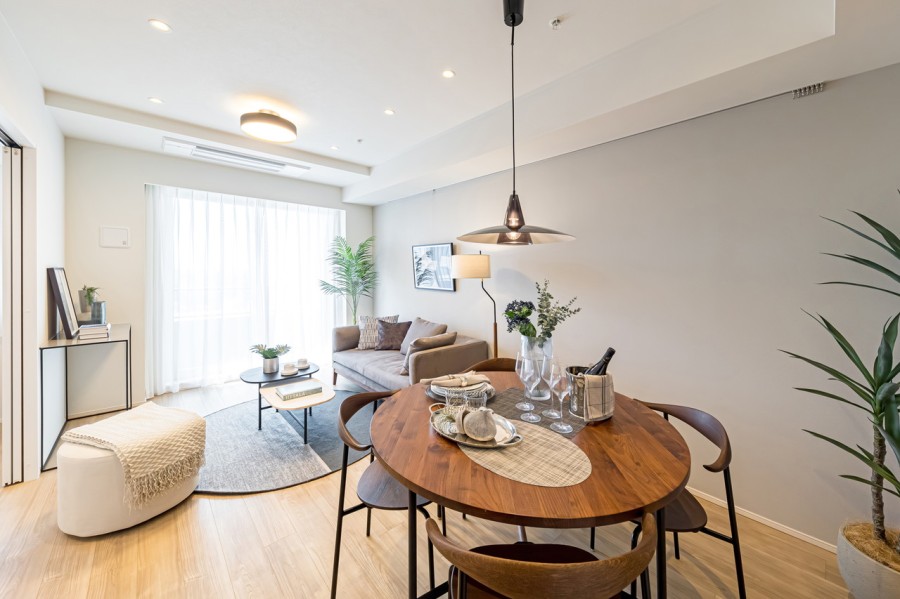 窓からたっぷりと自然光が注がれるリビングダイニングです。ご家族団らんのひとときを大切に、より快適にお過ごしいただける空間です。