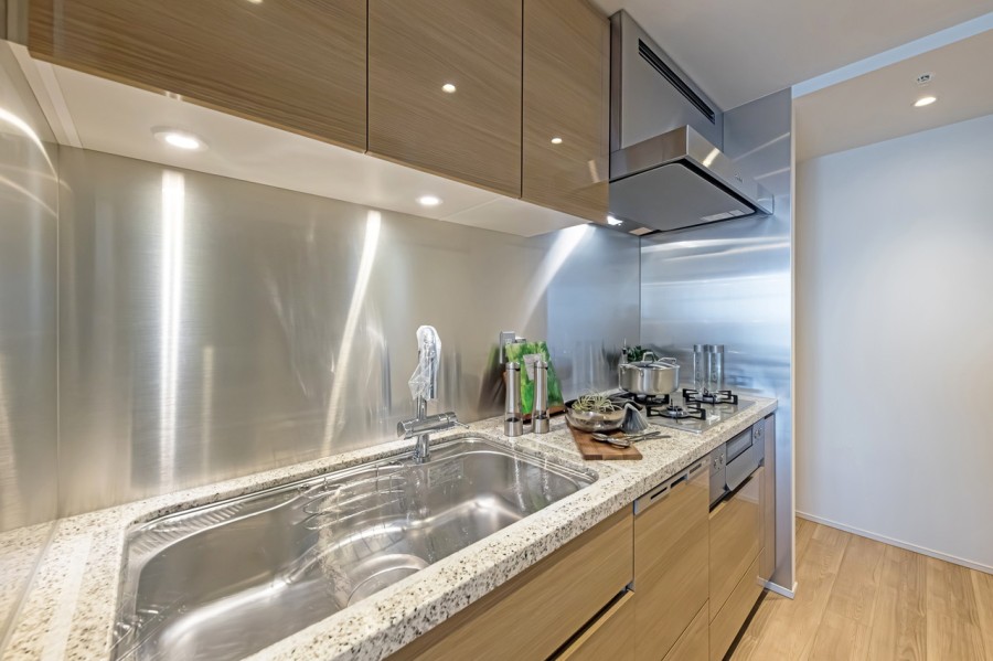 収納豊富、作業スペースが広くとられ、お料理に集中できるキッチンスペースです。コンロは汚れを落としやすいガラストップのコンロに新規交換しました。シンクスペースを広く清潔に保てるディスポーザー付きです。