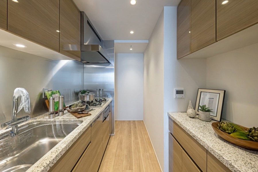 背面にはキッチンとお揃いのカップボードがあります。家電や食器等の収納に便利で、キッチンをすっきりとお使いいただけます。