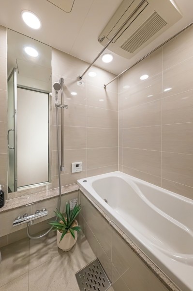 毎日のバスタイムを贅沢に、豊かにしてくれるバスルームです。お掃除もしやすいバスルームなので、日常生活も快適にお過ごしいただけます。