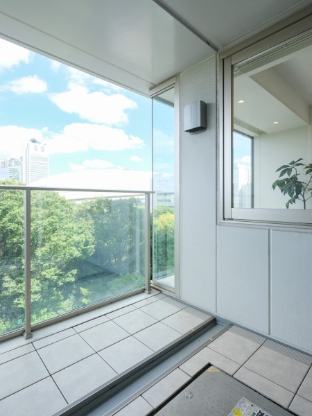 リビングに隣接したバルコニーです。奥行きがあり、プライバシーが守られたバルコニーは、暮らしに大切な光を感じられるスペースです。読書やティータイムなどリフレッシュできる魅力的な空間です。