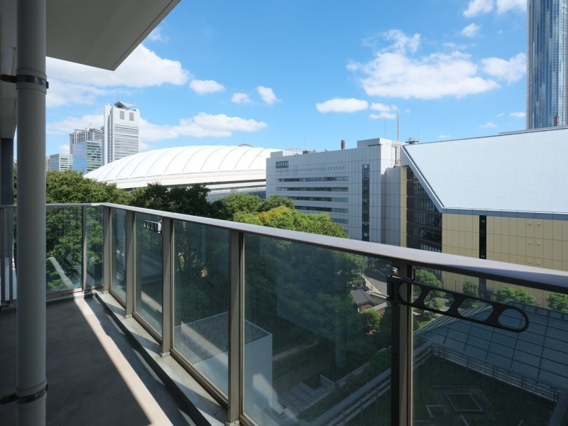 洋室側のバルコニーです。東京ドームを望み青空の鮮やかなコントラストを愉しみながら、お洗濯物を気持ちよく干せそうです。