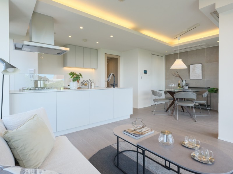 爽やかなホワイトクロスと落ち着いたナイトグレーのフローリングは、洗練された上質で気品あふれる住空間です。ご家族団らんのひとときを大切に、より快適にくつろぐことができそうです。