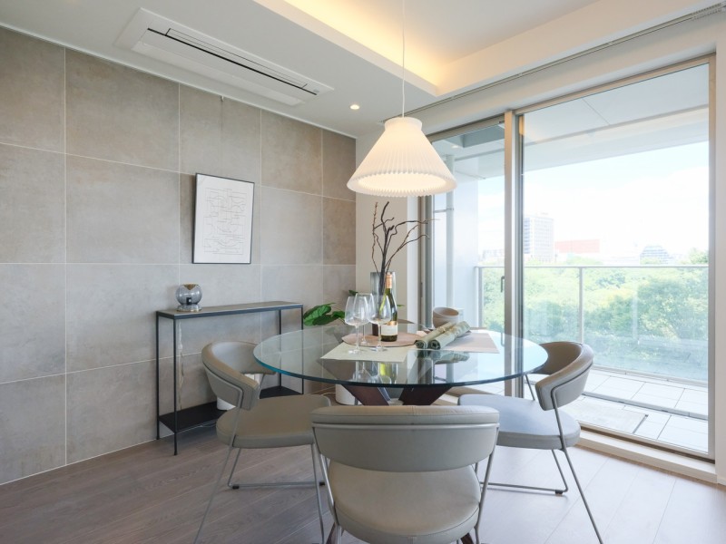 上質で洗練された空間は、まるでカフェにいるかのような穏やかな時間が流れます。アクセントクロスの壁には、お気に入りのアートやグリーンを飾っていただけるピクチャーレールを備え付けました。