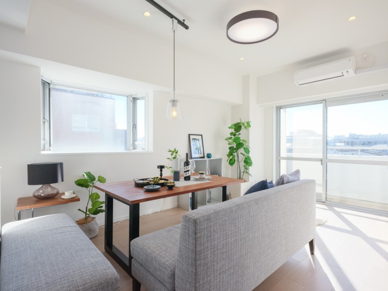 角部屋ならではの明るい二面採光のリビングダイニングです。大きな窓から明るい自然光が降り注ぎ、彩り豊かな暮らしを演出します。