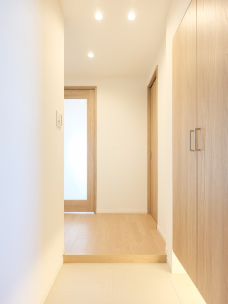 フットライトと人感センサーライトを設置した玄関です。センサーライトが自動点灯しますので、手が塞がっていても安心です。