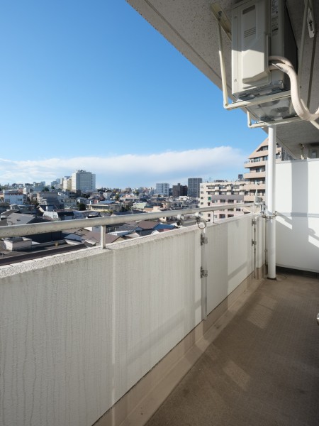 バルコニーからは、遠くまで空が見渡せる見晴らしの良い眺望が広がっています。陽当りの良いバルコニーは暮らしに大切にリフレッシュ空間を楽しめます。