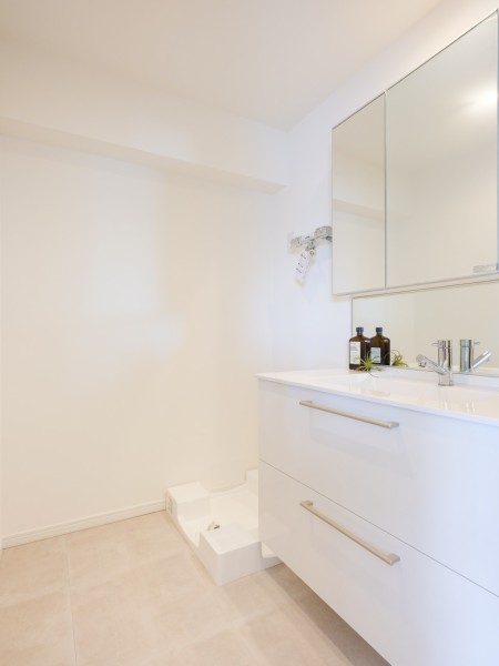 大きな三面鏡で身だしなみも整えやすい洗面台です。鏡の裏も収納になっていますので、細かな物が多くなりがちな洗面周辺もきれいに整頓することがきます