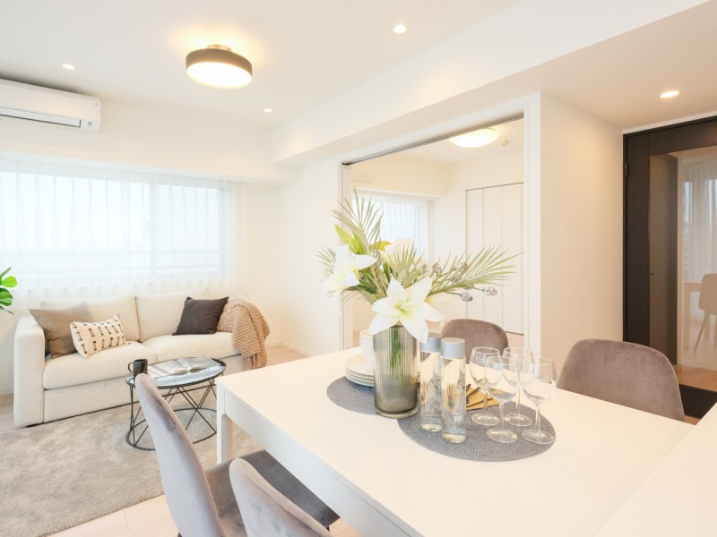 カーテンの向こうから心地よい光が差し込み、家族団欒のひとときをより快適な空間へと演出します。大きな窓があるので、お食事中も明るい日差しを感じながら過ごせそうです。