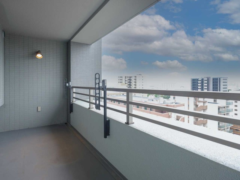 東南向きで明るいバルコニーです。晴れた日には洗濯物もカラっと乾きそうです。暮らしに大切な光と風を感じることができるスペースです。