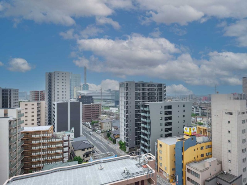 13階からの開放的な眺望です。のびやかに広がる空が日常になり、日常をアップデートできる空間です。だんだんと変わっていく空の色を愉しみリフレッシュするのも良さそうです。